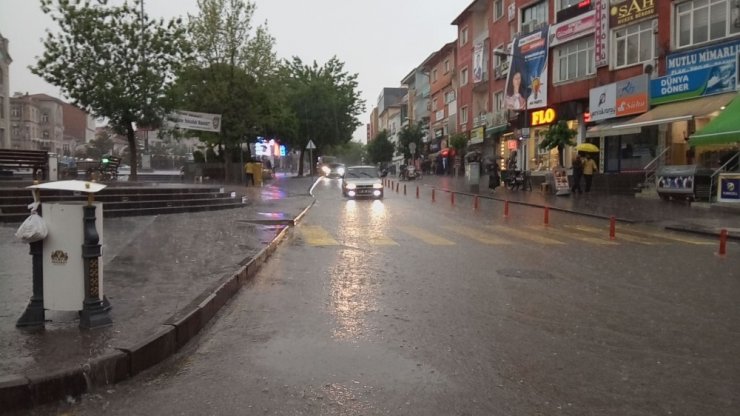 Aksaray’da vatandaşlar şiddetli sağanak yağmura hazırlıksız yakalandı