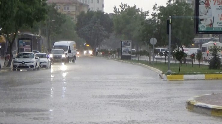 Aksaray’da vatandaşlar şiddetli sağanak yağmura hazırlıksız yakalandı