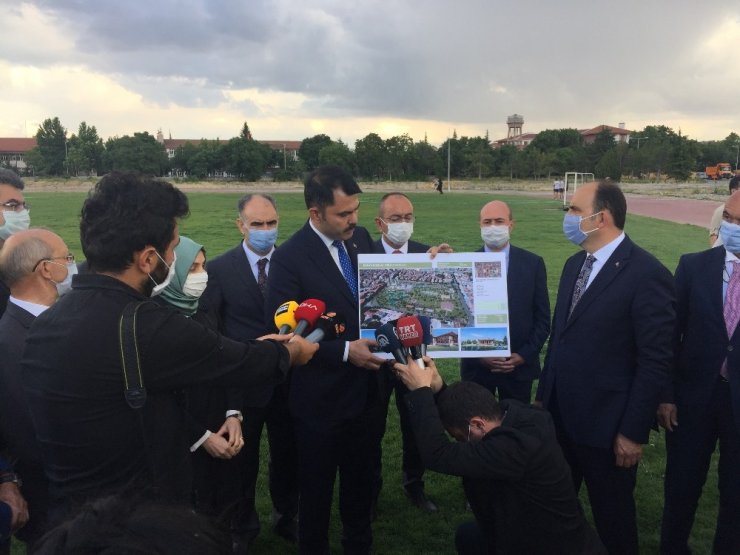 Bakan Kurum millet bahçesi yapılacak eski stadyum alanını inceledi