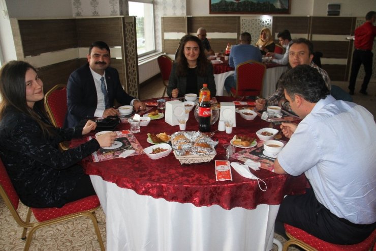 Konya’nın korona virüs vakası görülmeyen ilçesinde vefa ve sosyal destek grubu yemekte buluştu