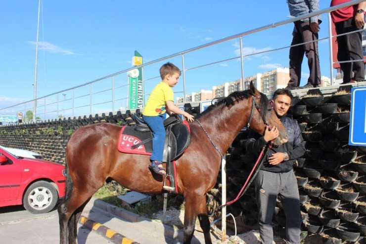 Akaryakıt istasyonuna gidip atına yakıt almak isteyince binlerce kez izlendi