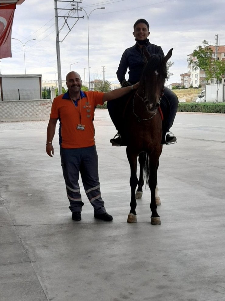 Akaryakıt istasyonuna gidip atına yakıt almak isteyince binlerce kez izlendi