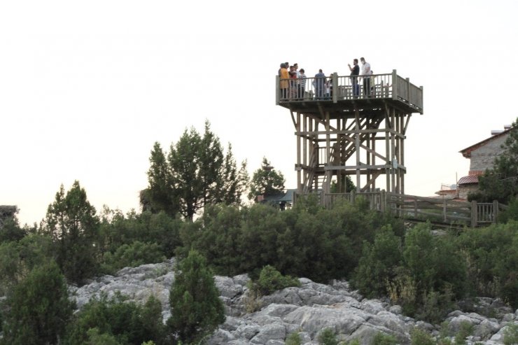 Beyşehir Gölü Milli Parkı’ndaki Leylekler Vadisi’ne ziyaretçi ilgisi artıyor