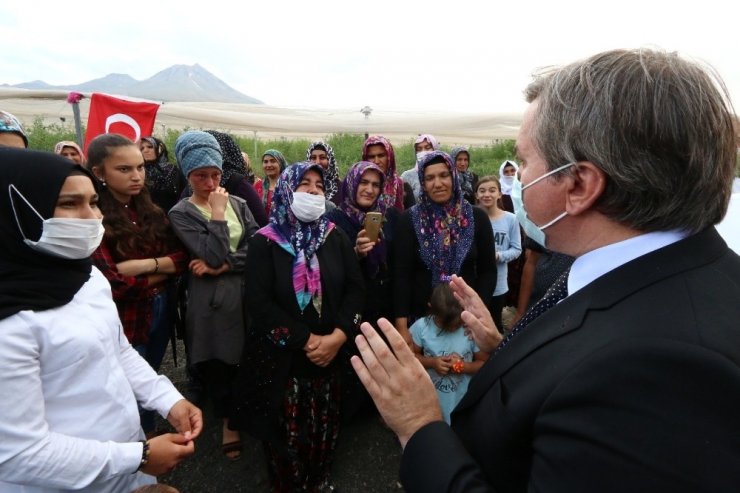 Vali Aydoğdu’nun "Okuyacaksın" sözü okuyamayan Ayşenur’u gözyaşlarına boğdu