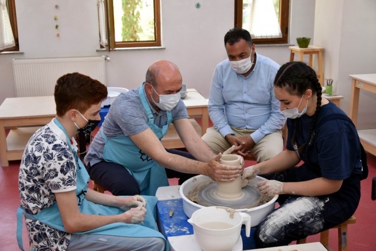 Başkan Pekyatırmacı çini ve seramik eğitimi alan baba ve çocuklarıyla buluştu