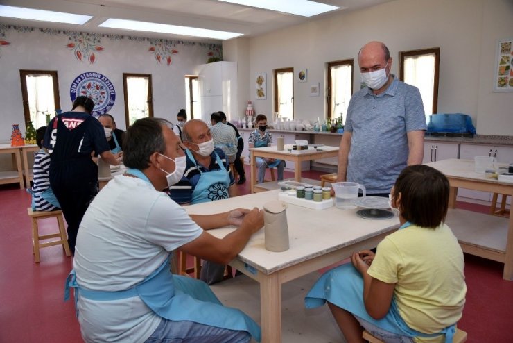 Başkan Pekyatırmacı çini ve seramik eğitimi alan baba ve çocuklarıyla buluştu