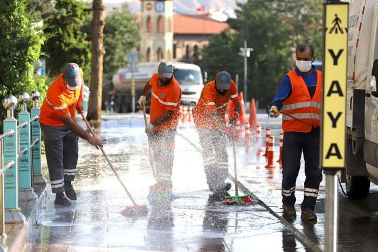 Aksaray’da çarşı tazyikli su ile yıkandı