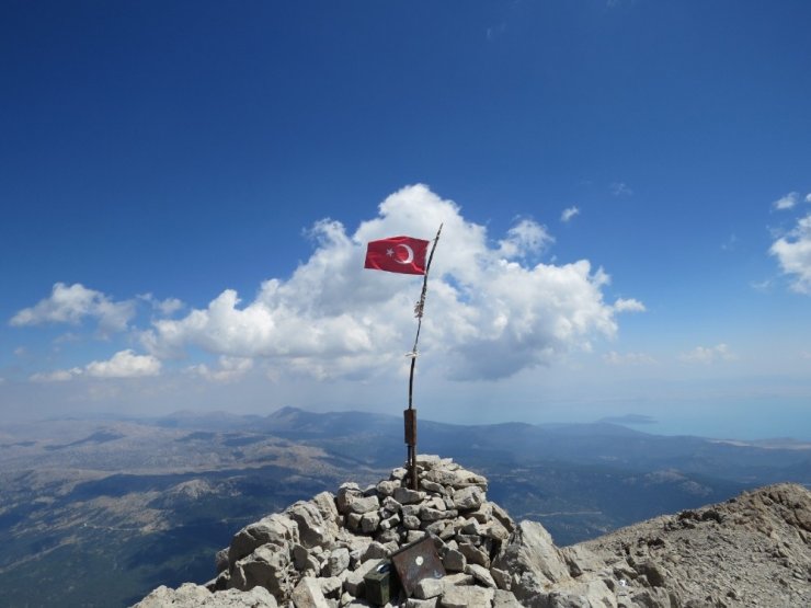 Görme engellilerden 15 Temmuz anısına Dedegöl Dağı zirvesine Türk bayrağı