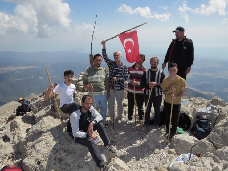 Görme engellilerden 15 Temmuz anısına Dedegöl Dağı zirvesine Türk bayrağı