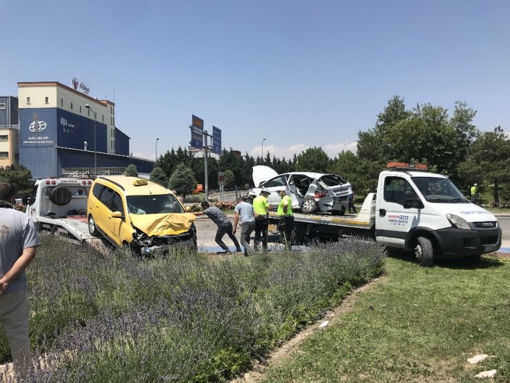 Otomobil ile ticari taksi çarpıştı: 1 ölü, 5 yaralı