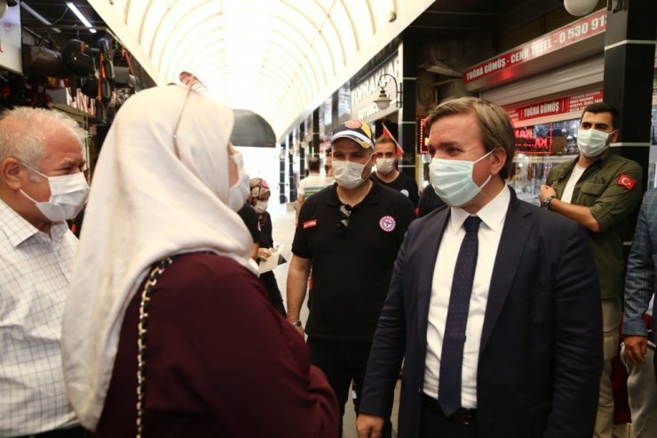 Vali Aydoğdu vatandaşlara tek tek maske taktı