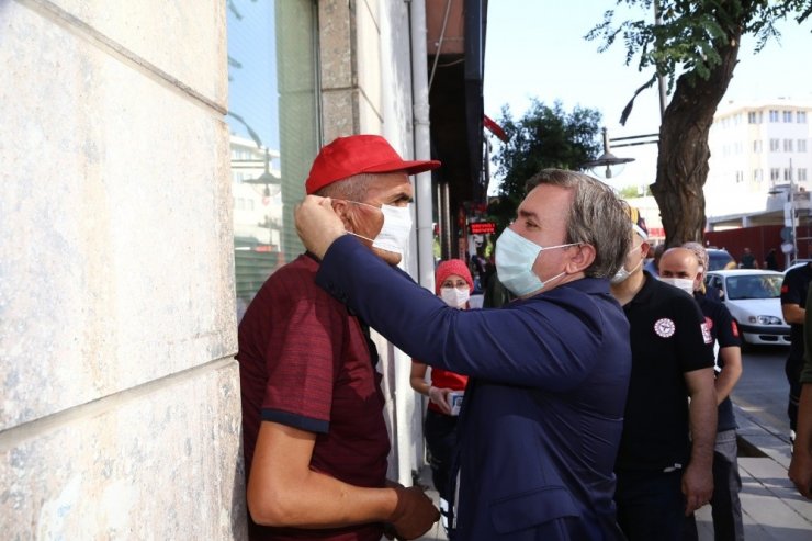 Vali Aydoğdu vatandaşlara tek tek maske taktı