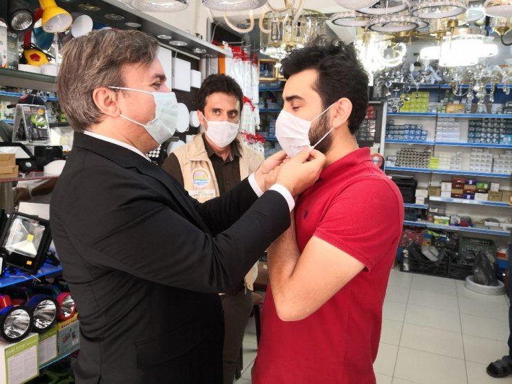 Vali Aydoğdu vatandaşlara tek tek maske taktı