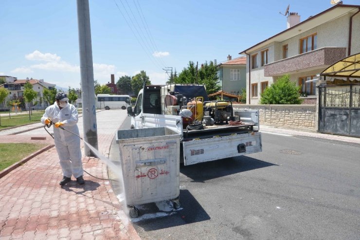 Meram’da çöp konteynerleri sürekli olarak dezenfekte ediliyor