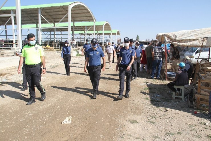 Polisi görünce taktıkları maske cezadan kurtaramadı