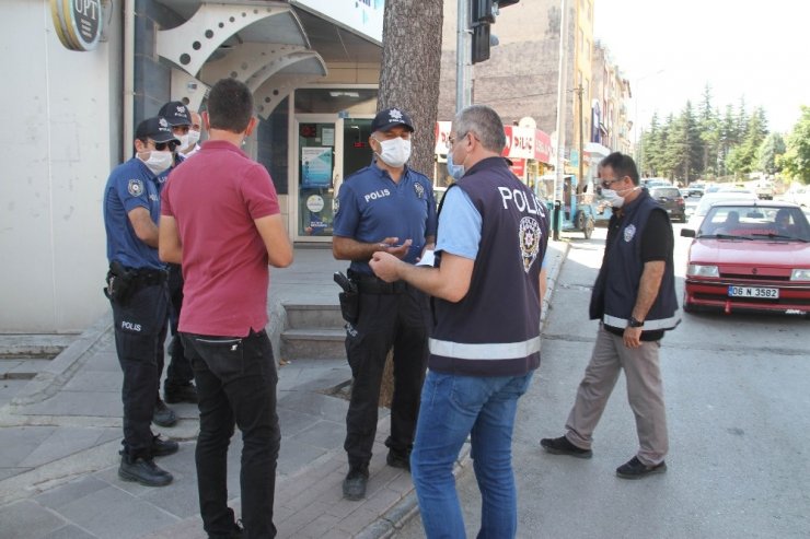 Polisi görünce taktıkları maske cezadan kurtaramadı