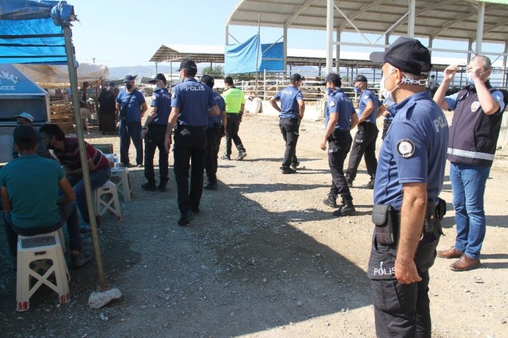 Polisi görünce taktıkları maske cezadan kurtaramadı