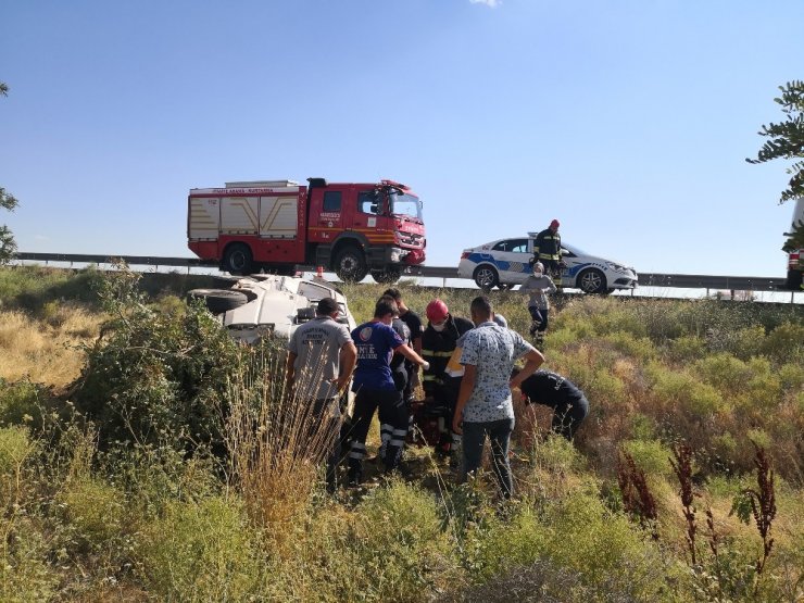 Kamyonet şarampole devrildi, sürücü kabinde sıkıştı