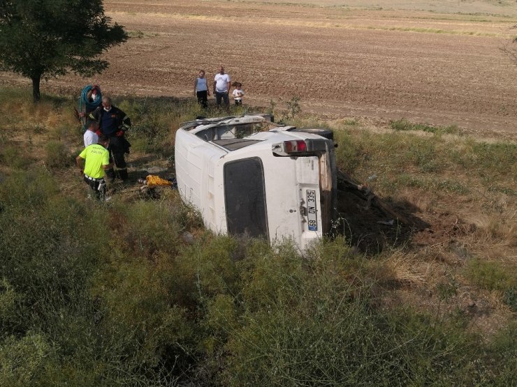 Kamyonet şarampole devrildi, sürücü kabinde sıkıştı