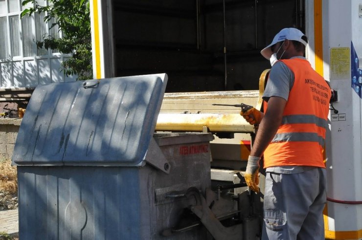 Akşehir’de çöp konteynerleri yıkanıp dezenfekte ediliyor