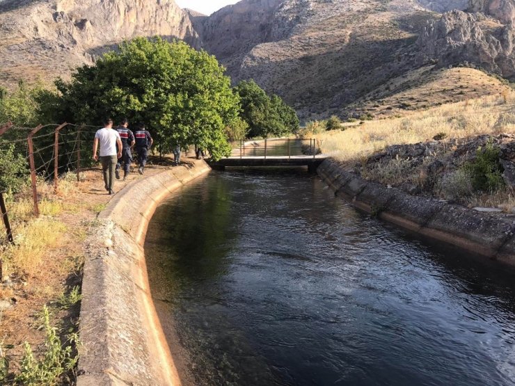 Sulama kanalına düşerek sürüklenen çocuk yaşam mücadelesi veriyor