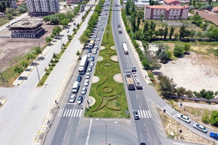 Aksaray’da caddeler çiçeklerle süslendi