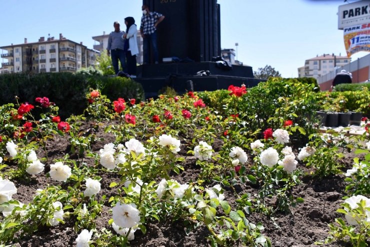 Aksaray’da caddeler çiçeklerle süslendi