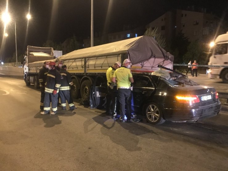 Konya’da otomobil tıra arkadan çarptı: 2 yaralı