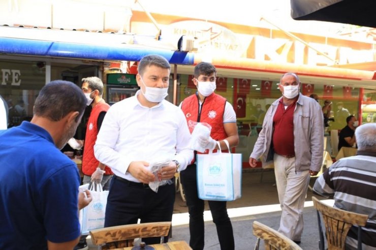 Aksaray Belediyesi şehrin maske ihtiyacını karşılıyor