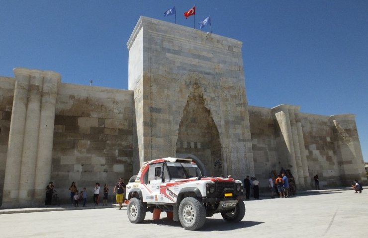 TransAnatolia Rally yarışçıları develerle renkli görüntüler oluşturdu