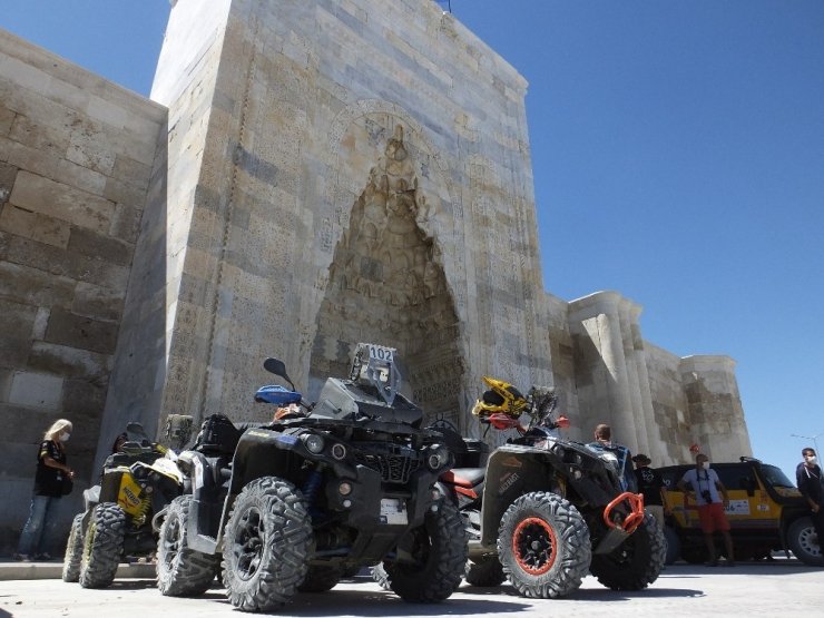 TransAnatolia Rally yarışçıları develerle renkli görüntüler oluşturdu