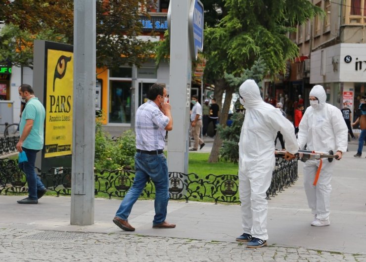 Korona virüse karşı tulumlu ve sedyeli uyarı