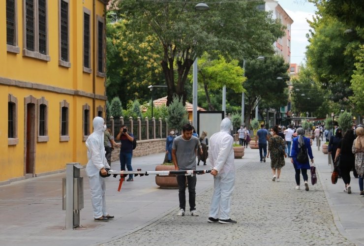 Korona virüse karşı tulumlu ve sedyeli uyarı