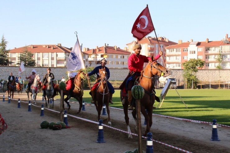 Onur Günü etkinliklerinde atlı okçular nefes kesti