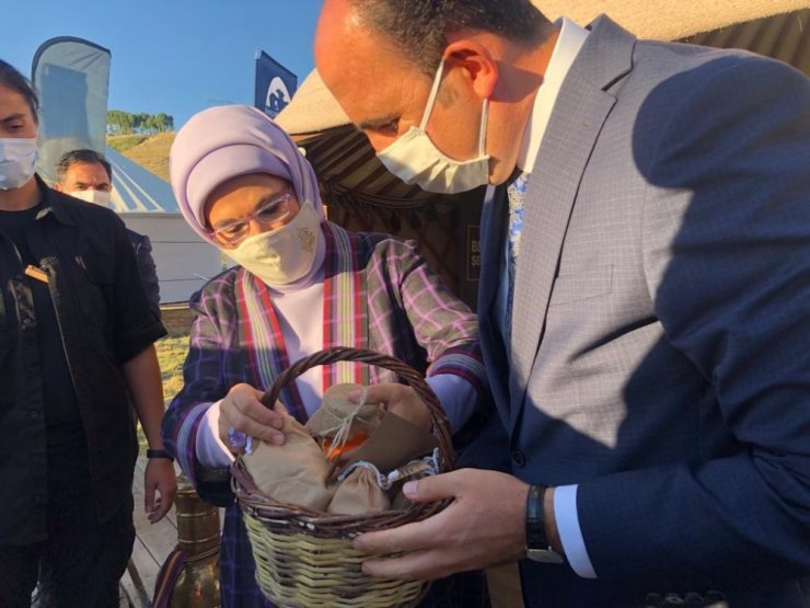 Emine Erdoğan, Ahlat’ta Konya Büyükşehir’in çadırına konuk oldu