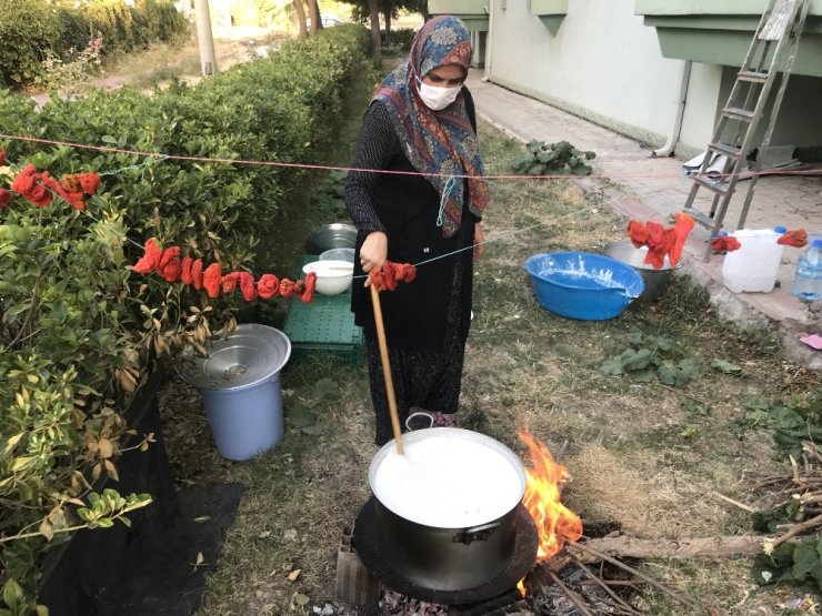 Pandemi sürecinde apartmanda tarhana hazırlığı