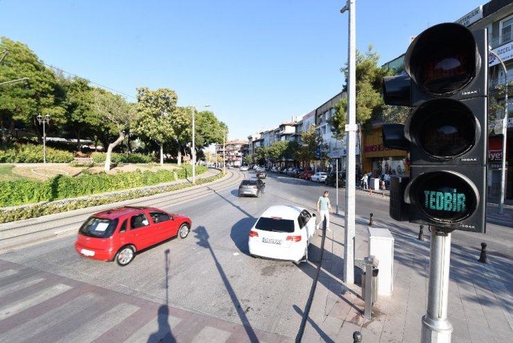 Konya Büyükşehir trafik ışıklarıyla korona virüse karşı uyarıyor