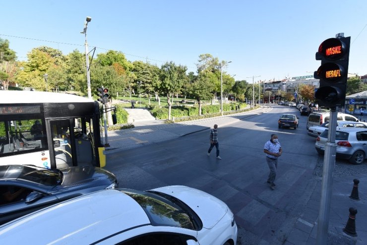 Konya Büyükşehir trafik ışıklarıyla korona virüse karşı uyarıyor