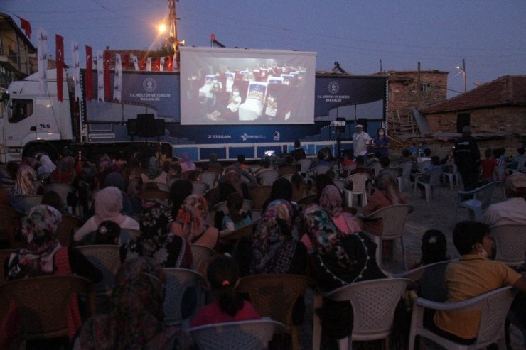 Gezen sinema tırı vatandaşları sinemayla buluştuyor