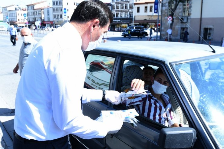 Başkan Kılca, maske ve broşür dağıttı, uyarıda bulundu