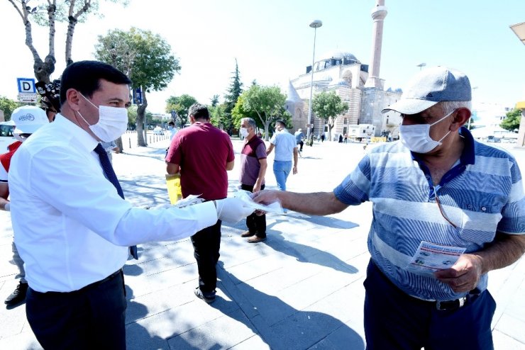 Başkan Kılca, maske ve broşür dağıttı, uyarıda bulundu