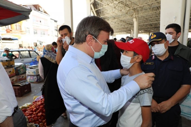 Vali Aydoğdu maske dağıtarak halkı uyardı