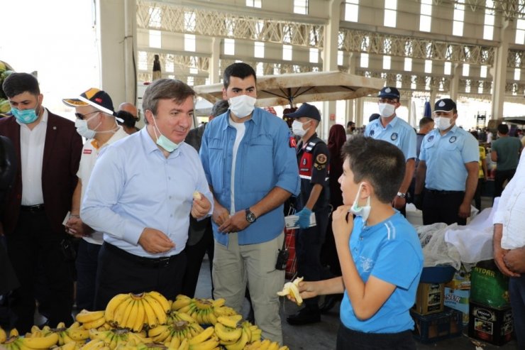 Vali Aydoğdu maske dağıtarak halkı uyardı