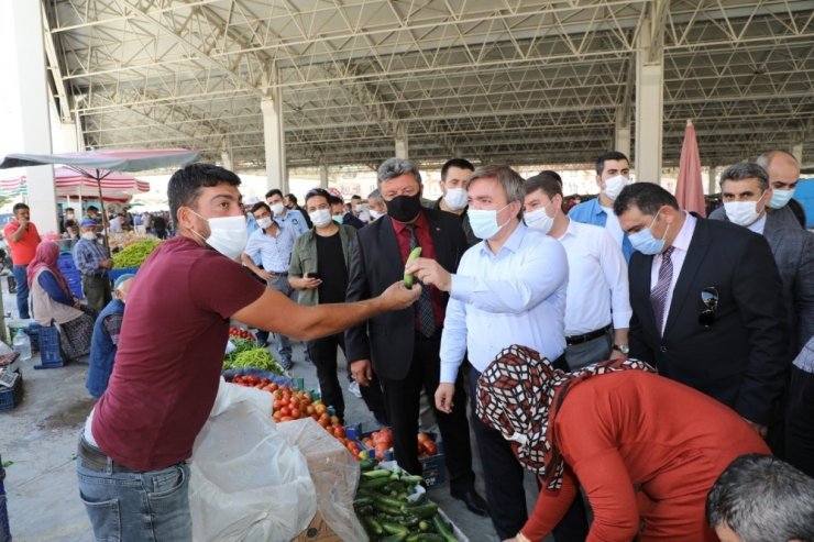 Vali Aydoğdu maske dağıtarak halkı uyardı