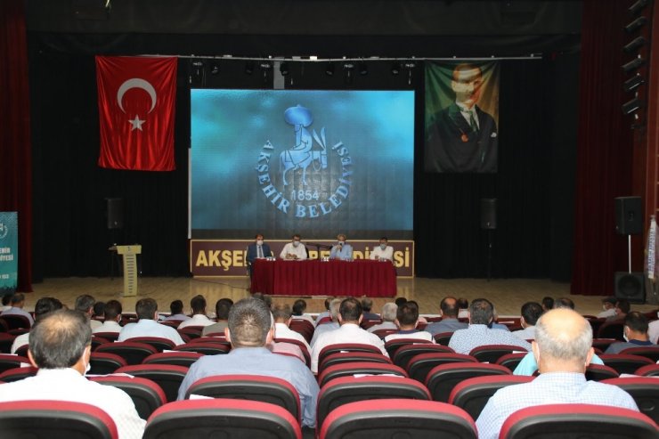 Akşehir’de muhtarlarla istişare toplantısı yaptı