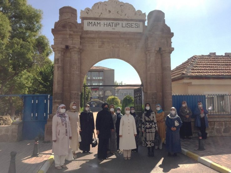 Konya İmam Hatip Lisesi kız mezunlarından Erol Mütercimler’e kınama