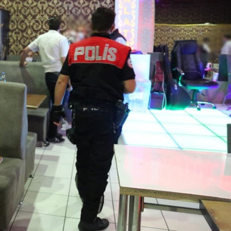 Konya polisinin Covid-19 denetimleri sürüyor