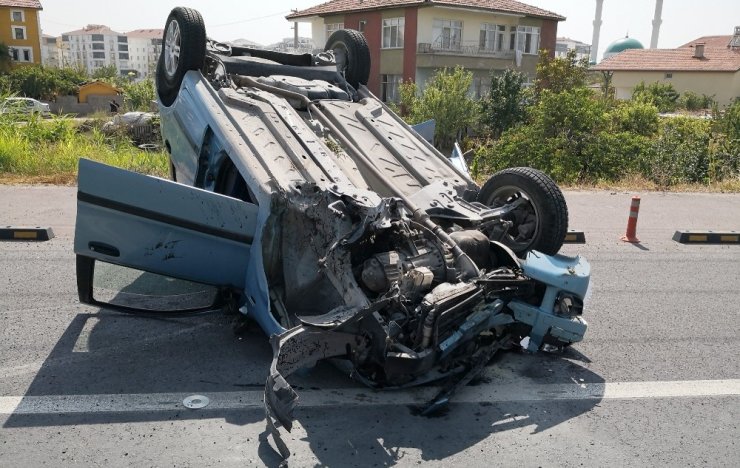 Kaplumbağayı ezmek istemeyen anne kızıyla takla attı