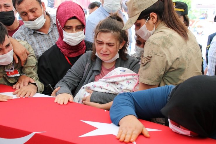 Şehit Astsubay Sinan Aktay düğün yıl dönümünde son yolculuğuna uğurlandı