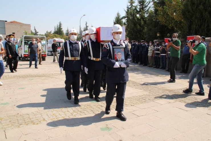 Şehit Astsubay Sinan Aktay düğün yıl dönümünde son yolculuğuna uğurlandı